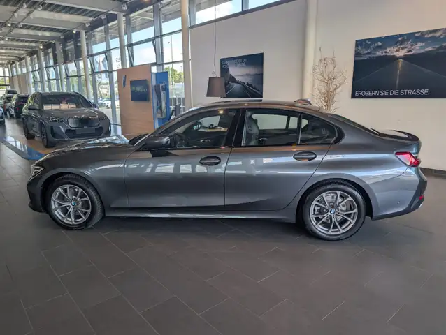BMW 3 Series view 6