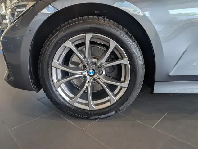 BMW 3 Series view 4