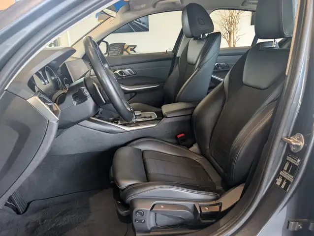 BMW 3 Series view 15