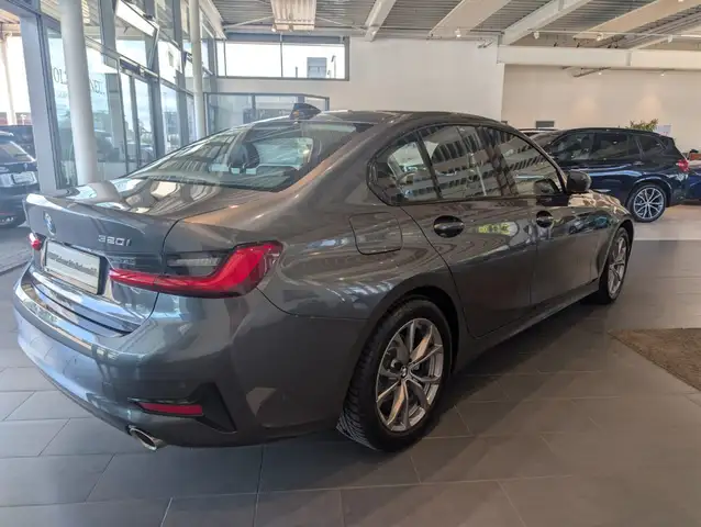 BMW 3 Series view 9