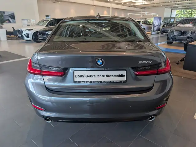 BMW 3 Series view 8