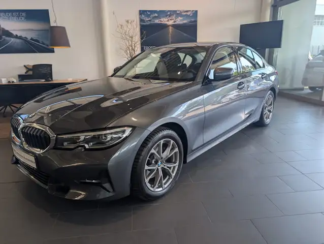 BMW 3 Series view 5