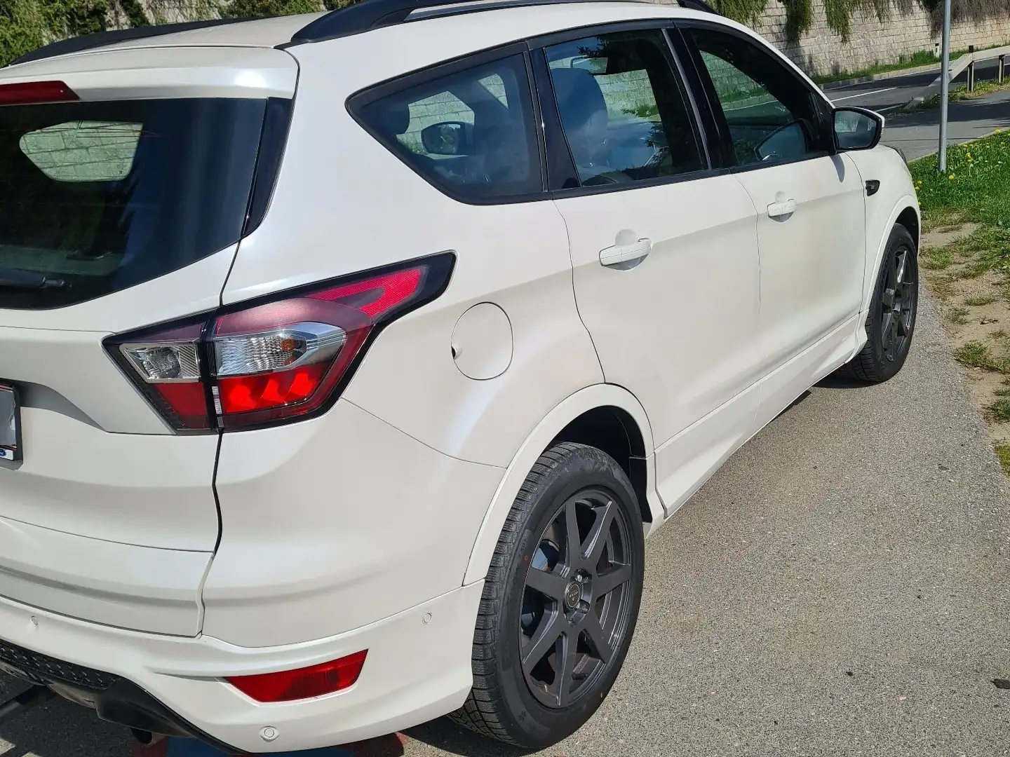 Ford Kuga 1,5 EcoBoost ST-Line Powershift Aut. Start/Stop AW Weiß - 2