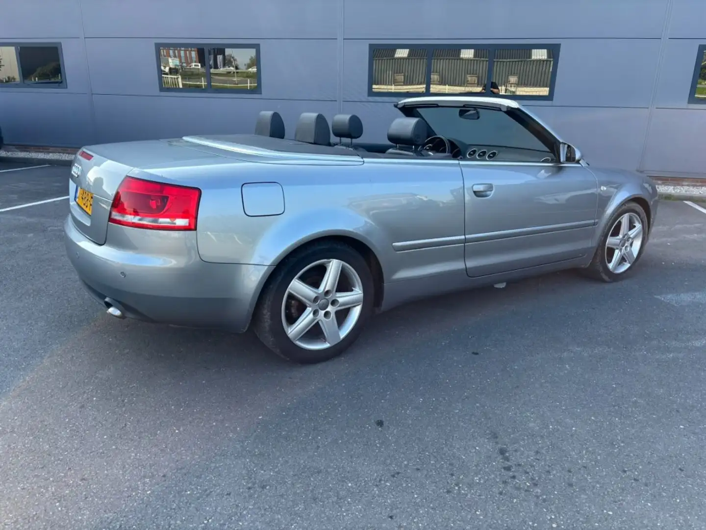 Audi A4 Cabriolet 2.0 TDI Grijs - 2