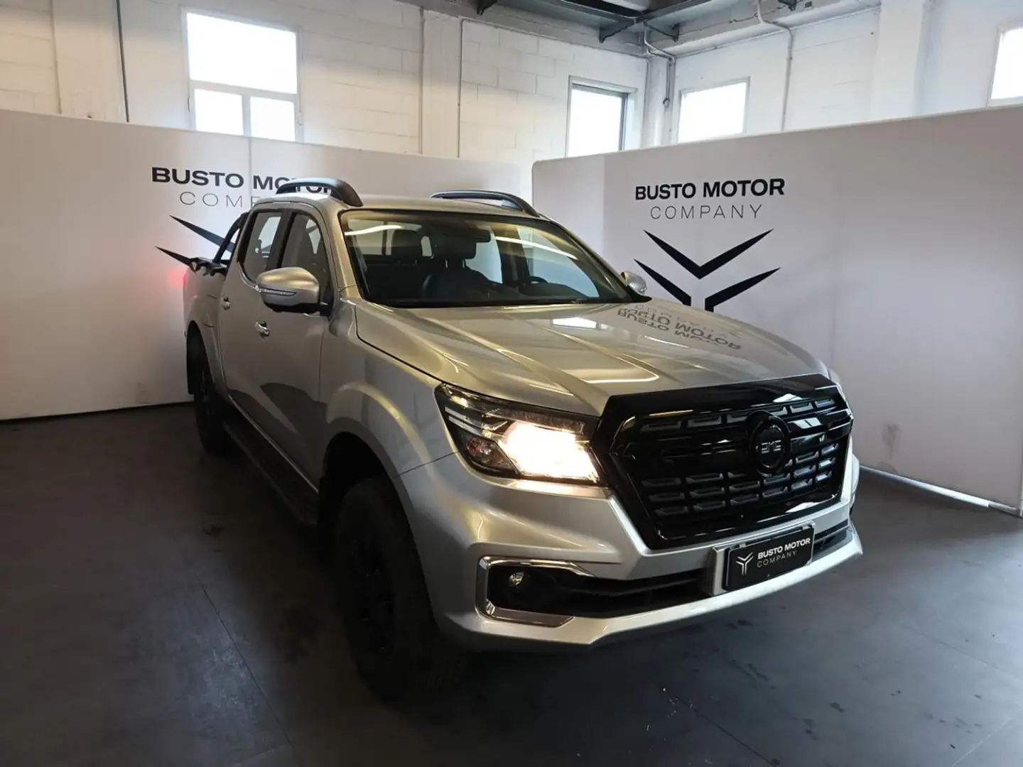 Nissan Navara PICK UP 2.3 TDI AUTO KM0 NETTO IVA Srebrny - 1