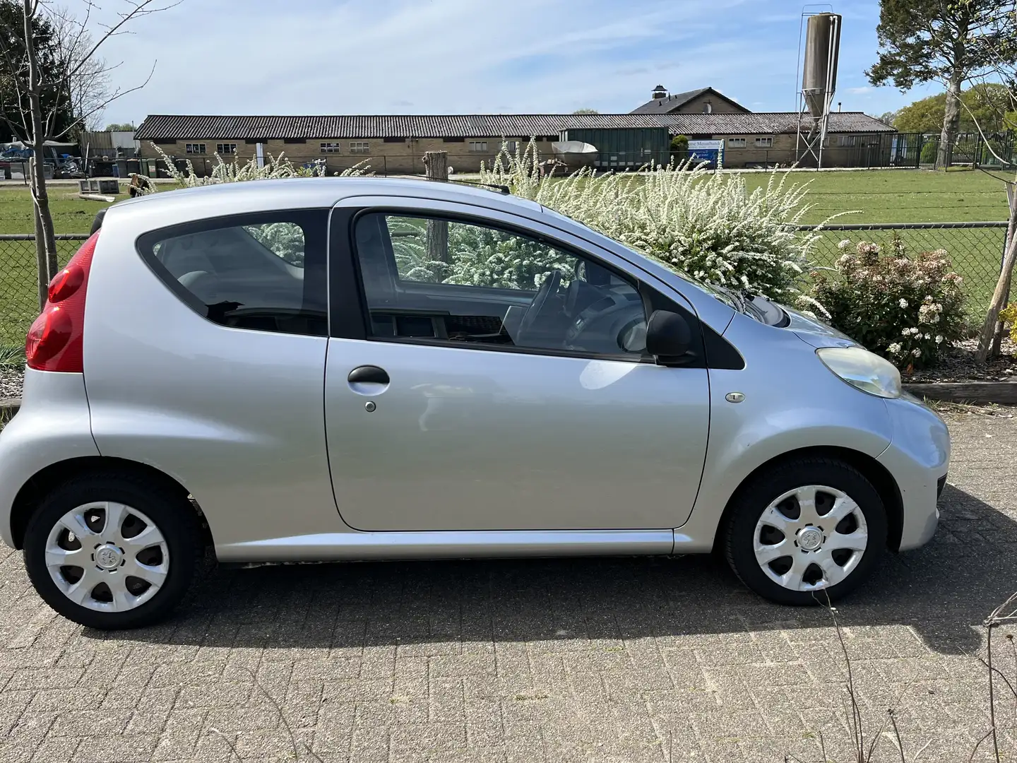 Peugeot 107 1.0-12V XR Grijs - 2