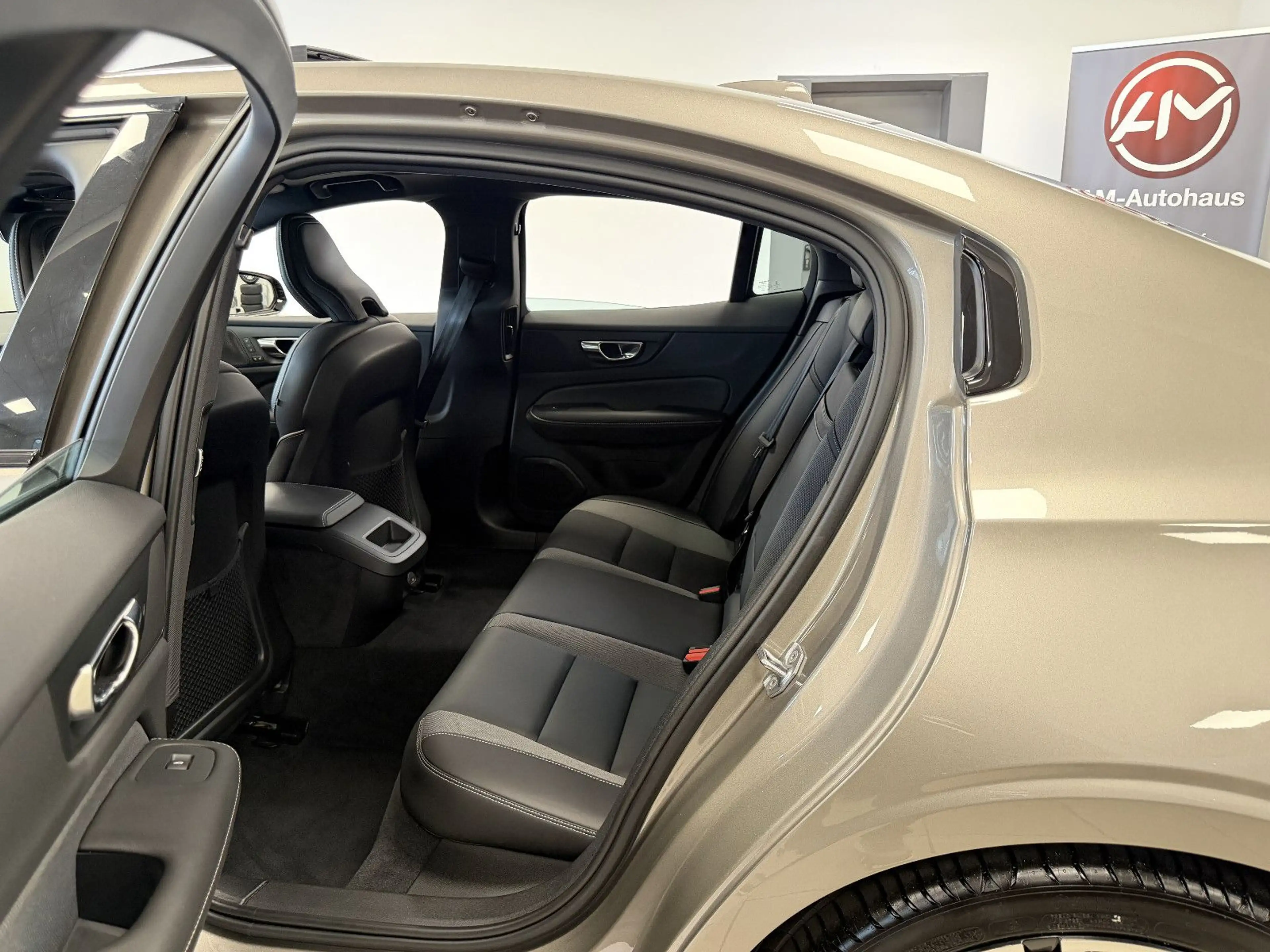 Volvo S60 B4 *R Design*PanSD*ACC*Kamera*H&K*LED*Memory — photo 7