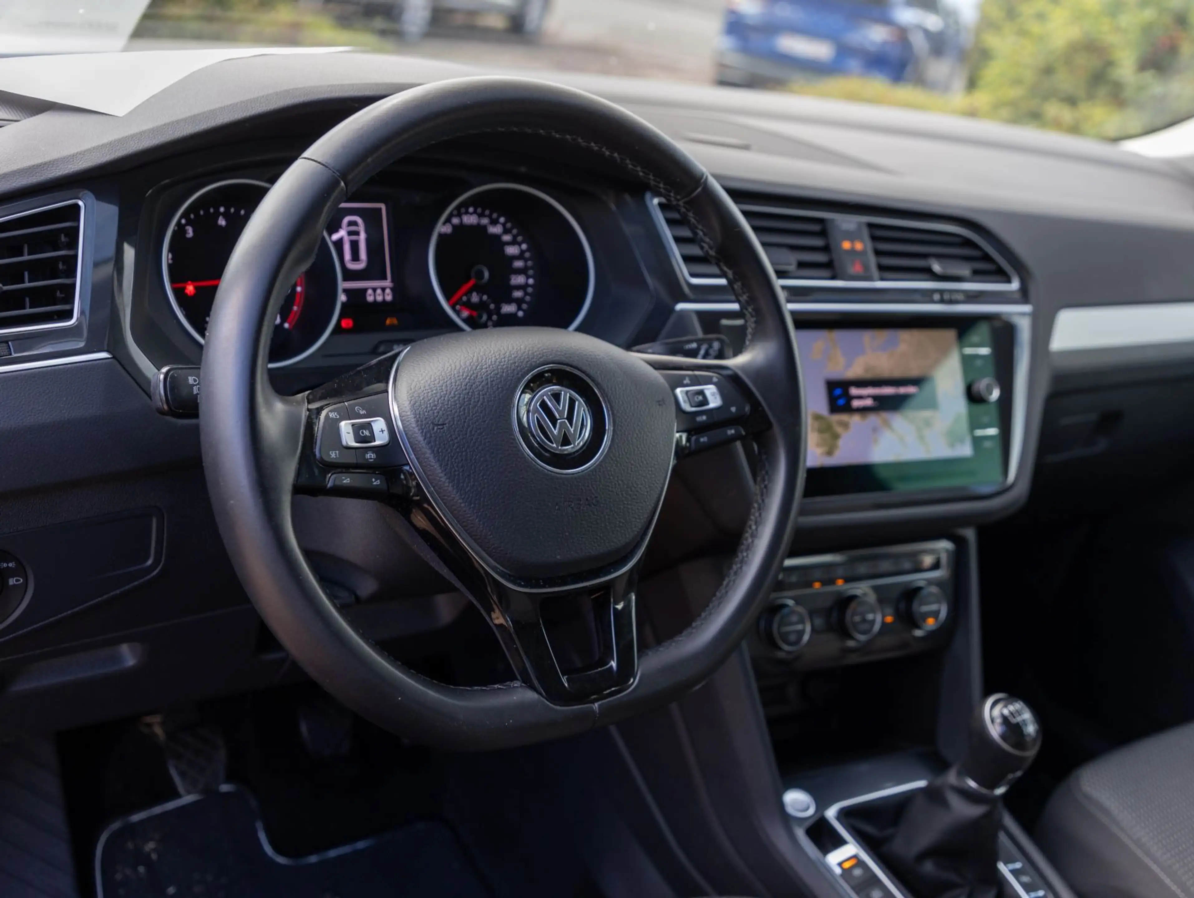 Volkswagen Tiguan Trendline 1.5 TSI Navi LED EPH GRA — photo 12