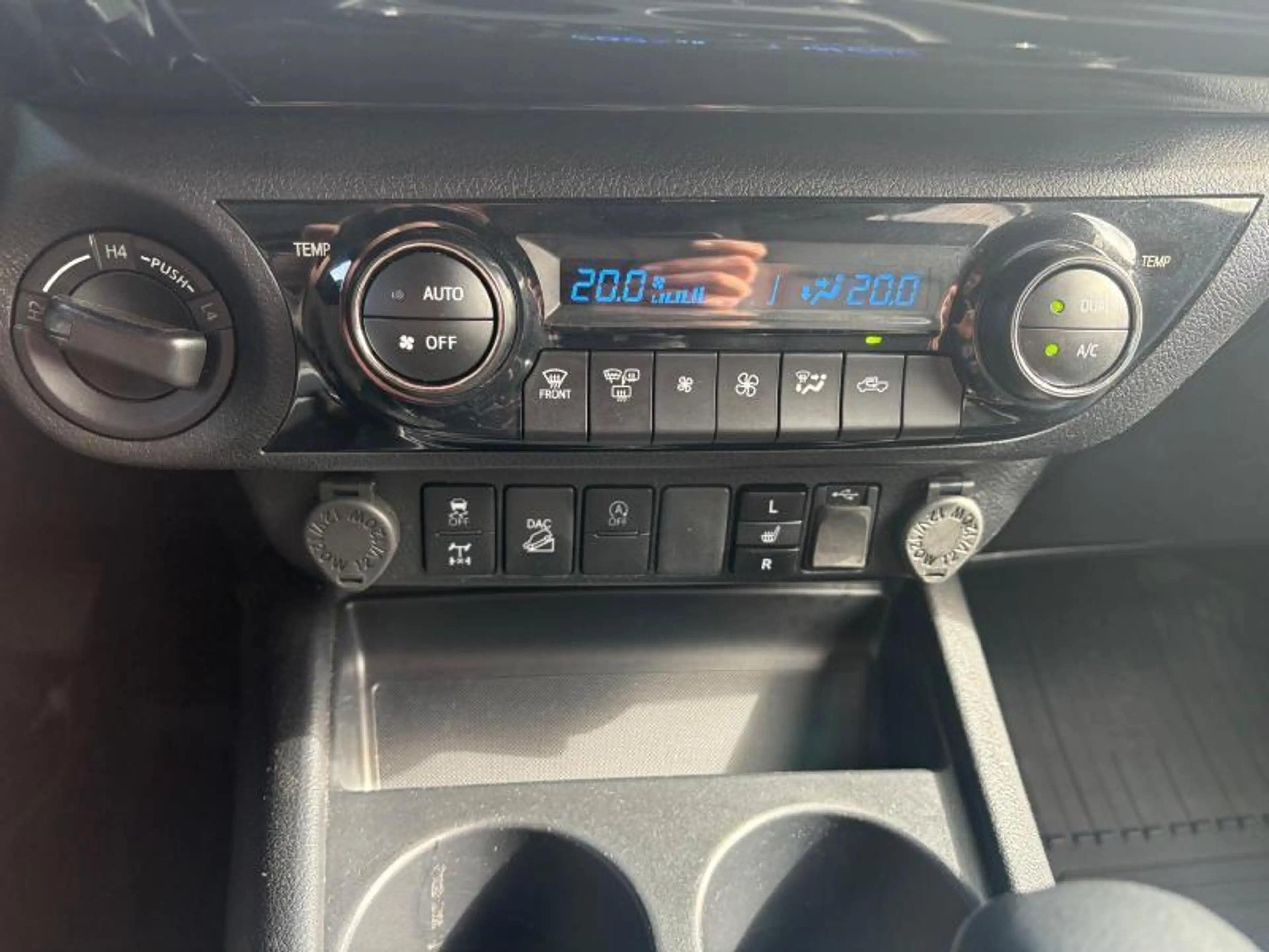 Toyota Hilux Double Cabine INVICIBLE — photo 8