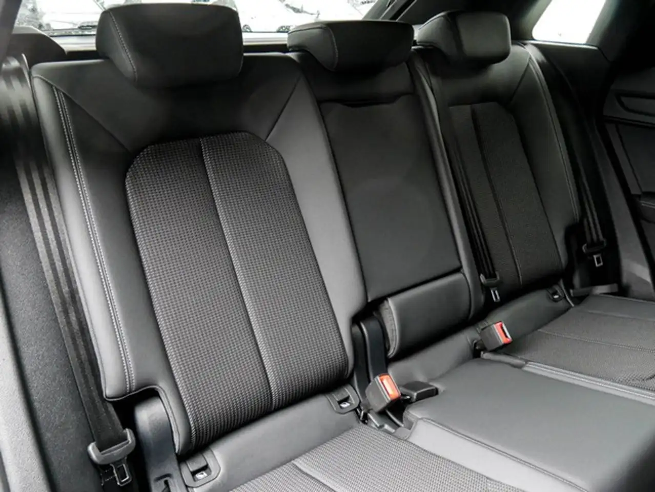 Audi Q3 35 S LINE BLACKPAK AHK CAM ACC LM19 E-KLAPPE 4