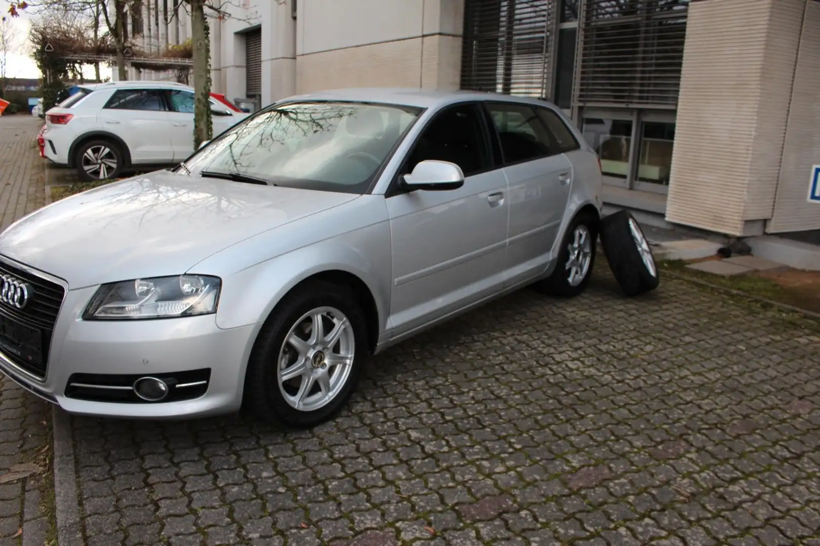 Audi A3 Sportback 1.6 TDI Ambition Silber - 1