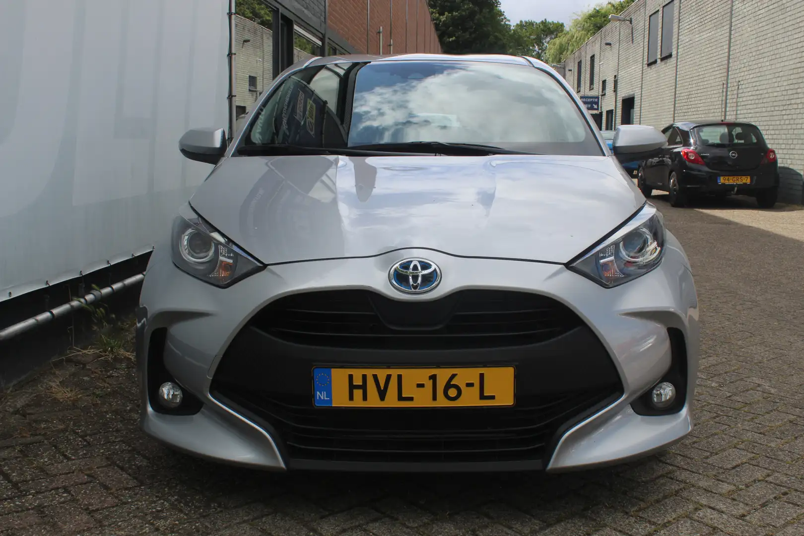 Toyota Yaris 1.5 Hybrid 115 Comfort Apple carplay/ android auto Grijs - 2