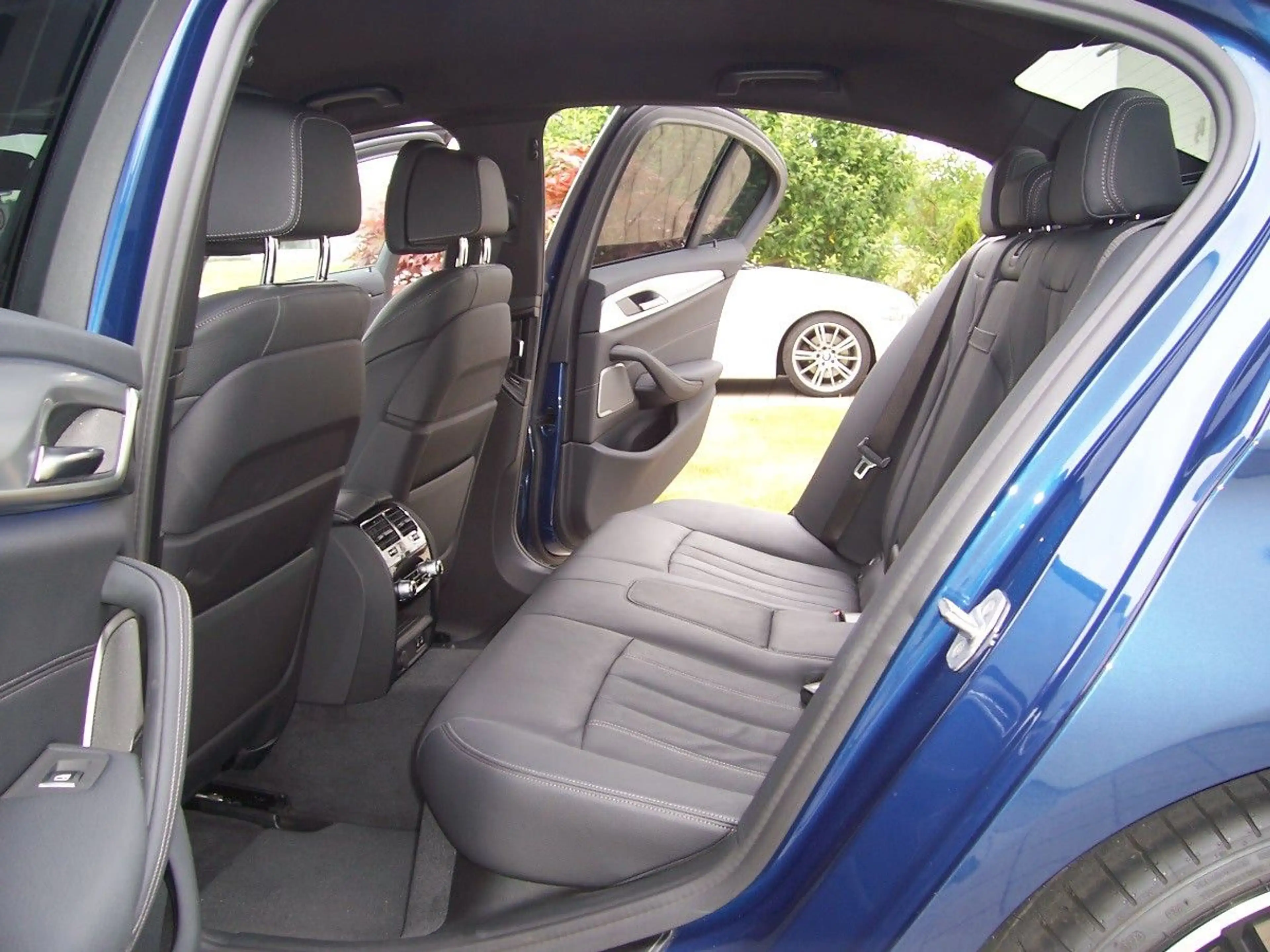 BMW 550 i xDrive Head/ACC/F-Parken/360°/Laser/20/IHd — photo 9