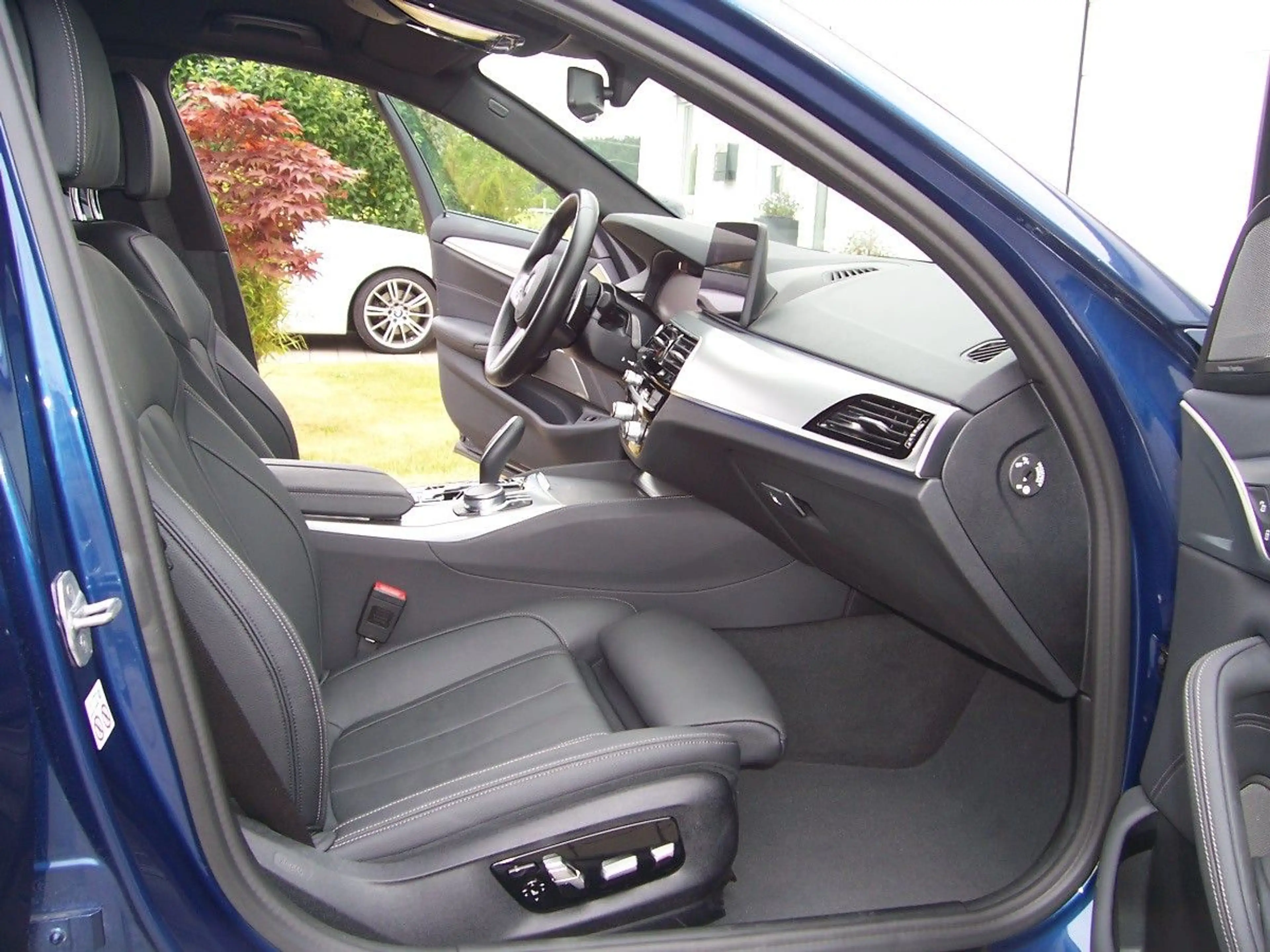BMW 550 i xDrive Head/ACC/F-Parken/360°/Laser/20/IHd — photo 8