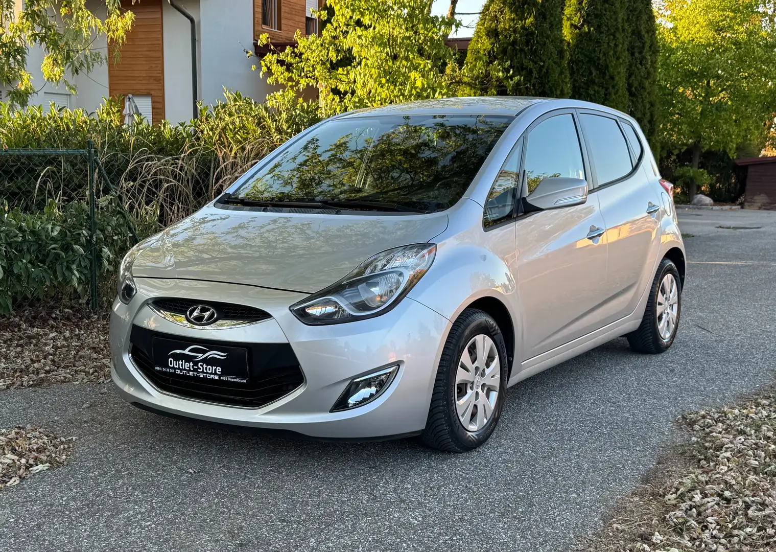 Hyundai iX20 Automatik*Pickerl 06/27*1.Besitz*SHZ*Tempomat* Grau - 1