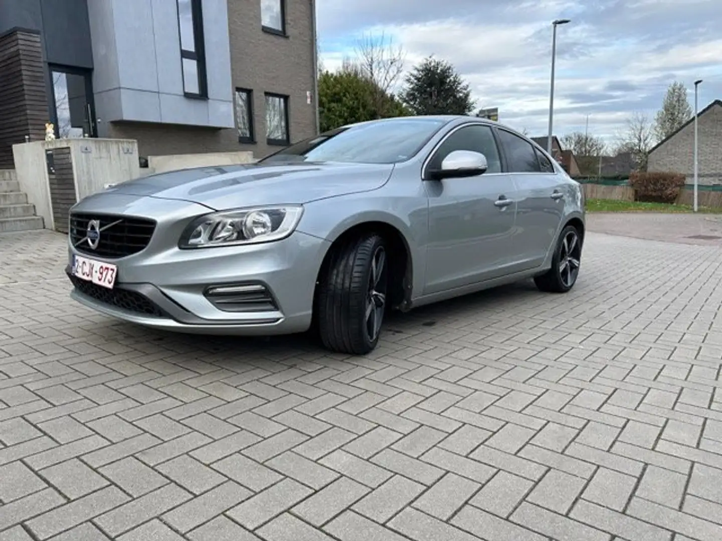 Volvo S60 2.0 D2 Kinetic R-Design Geartronic Argent - 2