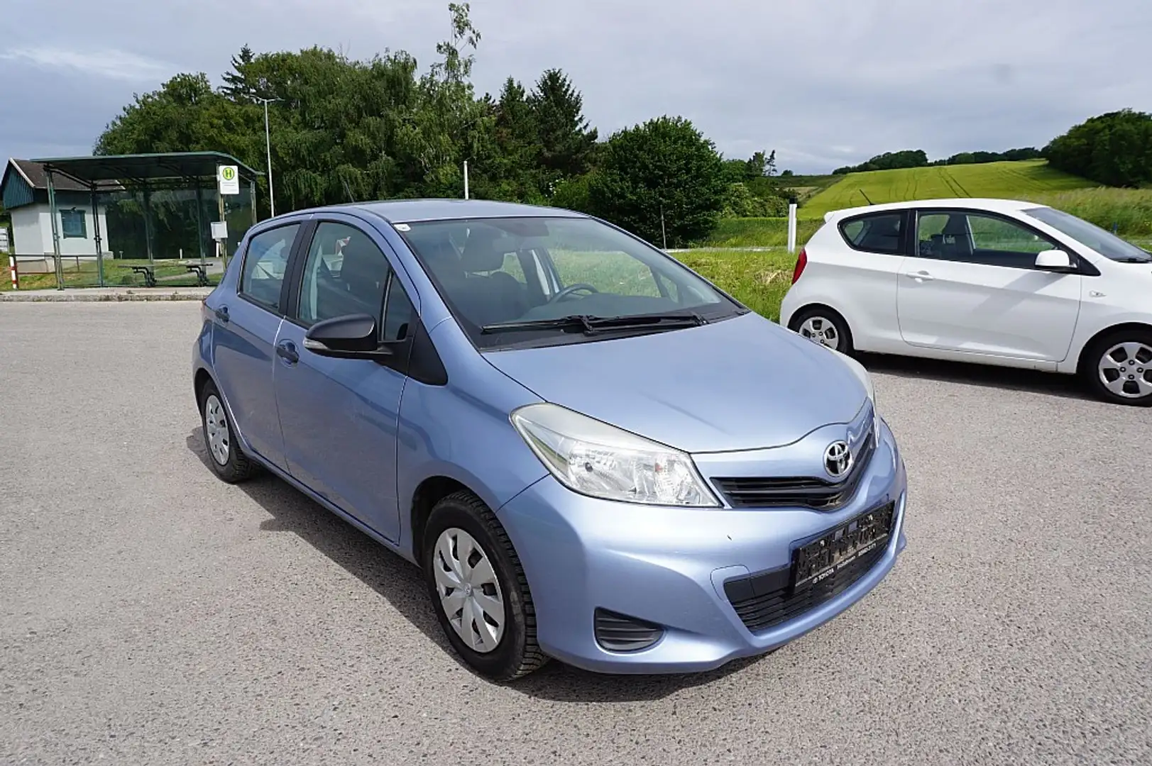 Toyota Yaris 1,0 VVT-i Young Blau - 2