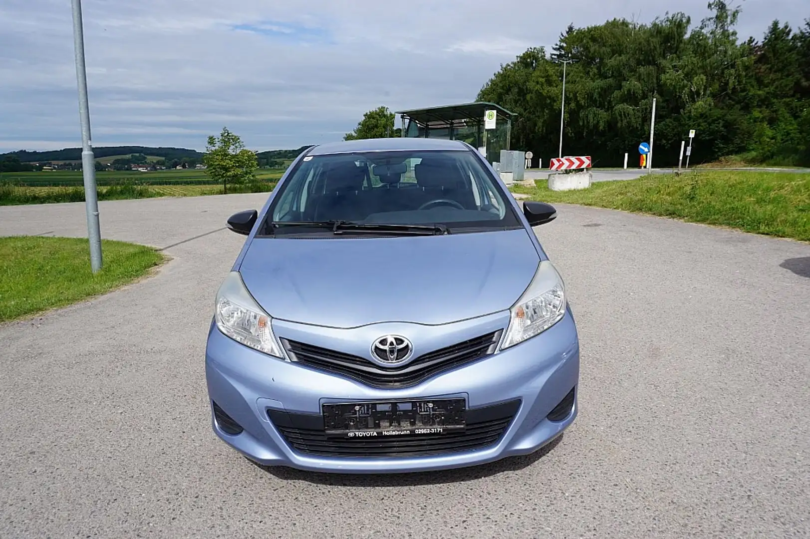 Toyota Yaris 1,0 VVT-i Young Blau - 1