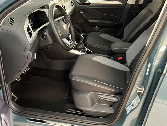 Volkswagen T-Roc view 5