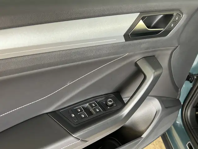 Volkswagen T-Roc view 4