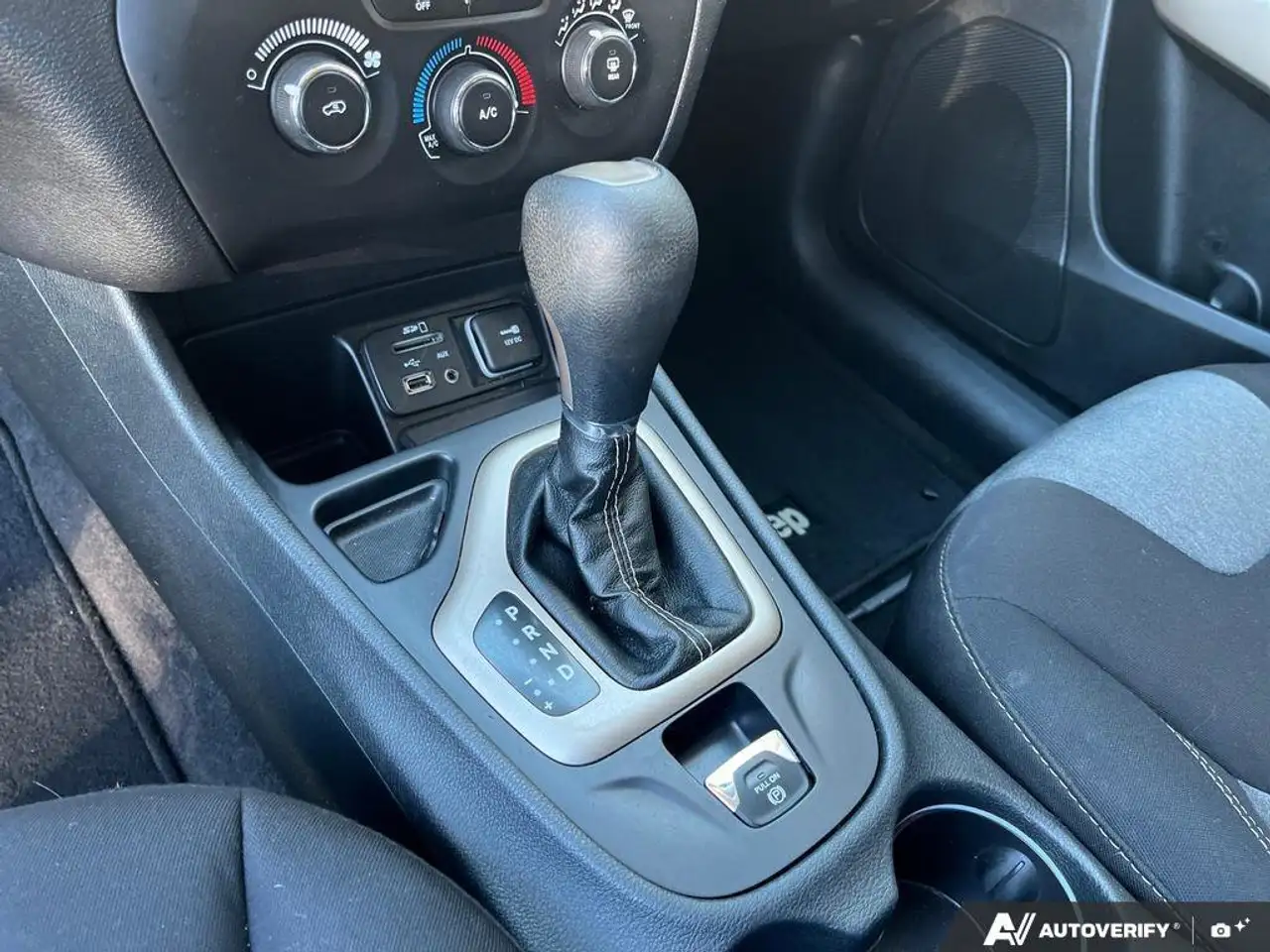 Jeep Cherokee снимка Jeep Cherokee