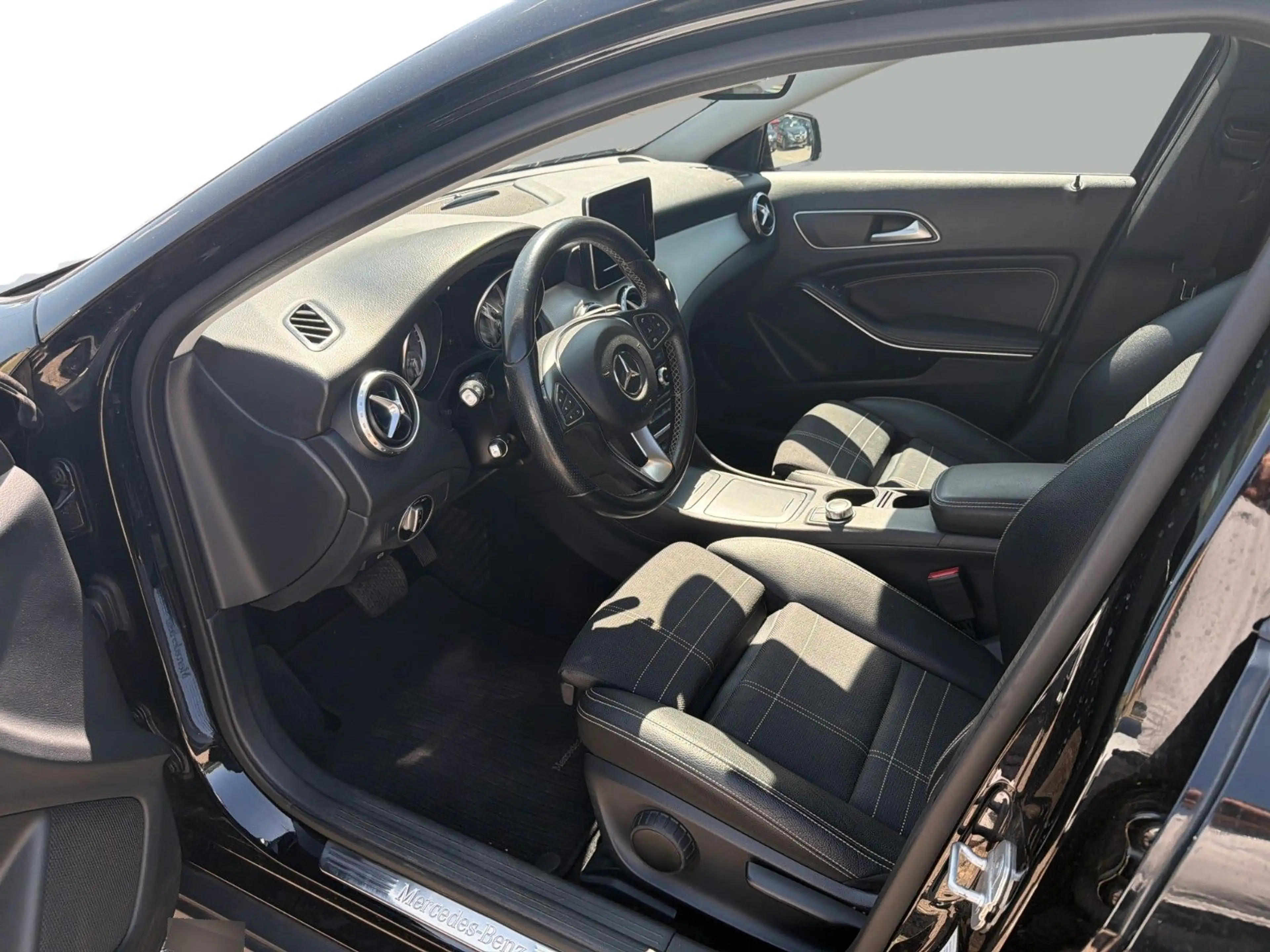 Mercedes-Benz GLA 200 Urban*SHZ*SPUR+TOTW ASSIST*NAVI*KLIMA* — photo 5