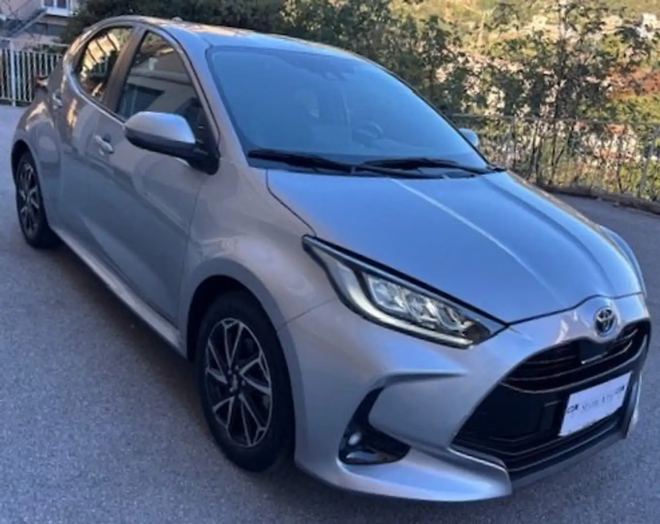 Toyota Yaris Hybrid 1.5i 116CV Trend Argento - 1