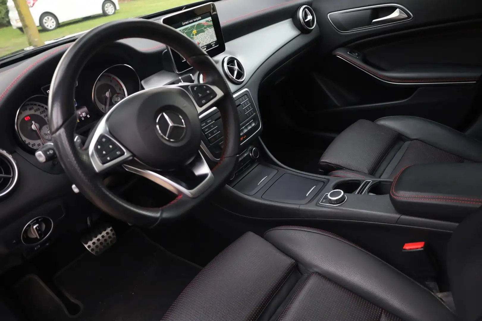 Mercedes-Benz GLA 220 d Ambition Aut. | AMG-Pakket | Slechts 66.826KM | Black - 2