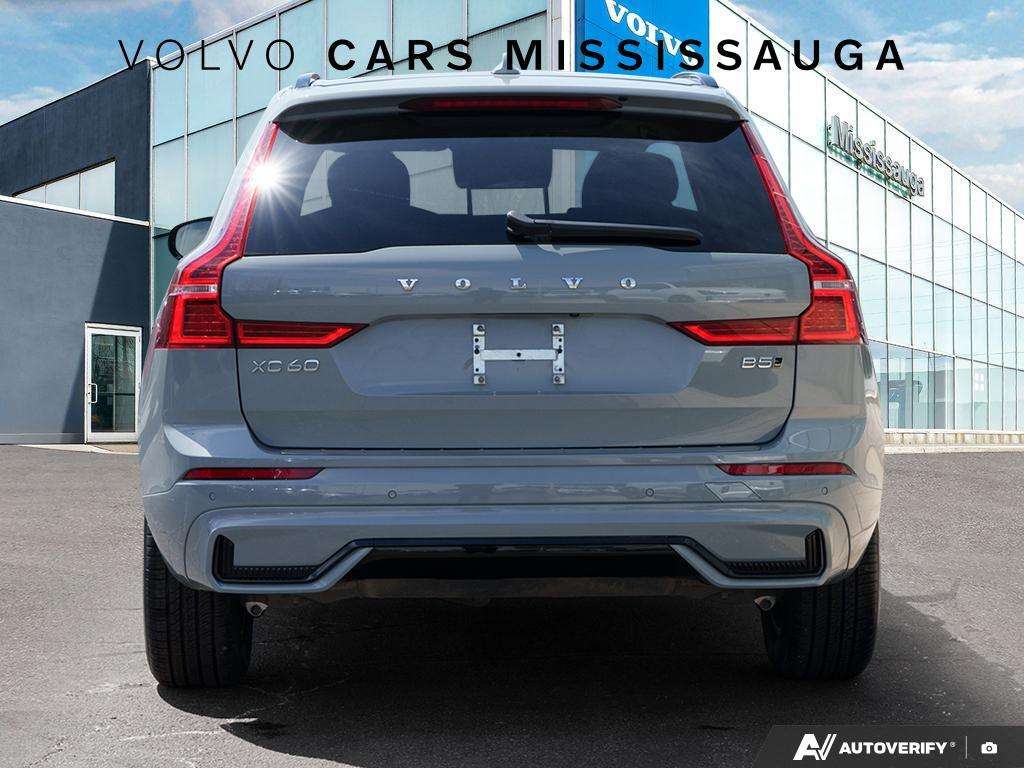 2024 Volvo XC60 B5 Core Low Mileage alt 5