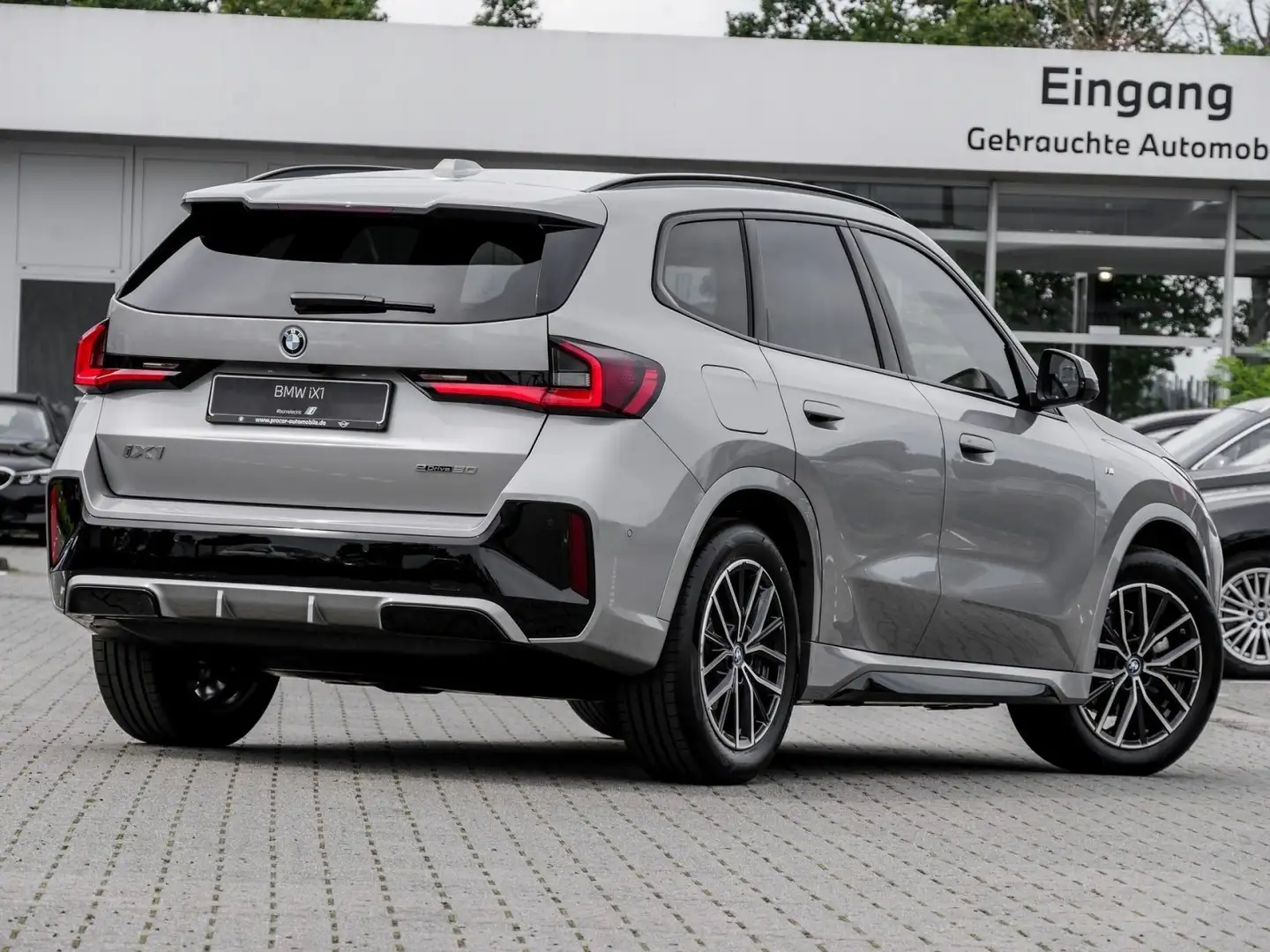 BMW iX1 eDrive20 M Sport HUD ACC RFK NAVI LED DAB Grijs - 2