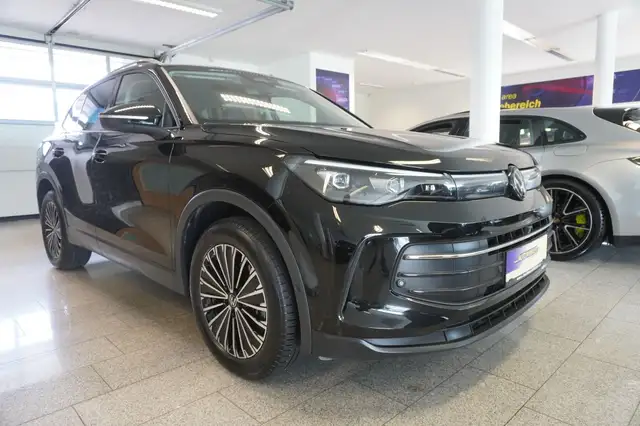 Volkswagen Tiguan view 3
