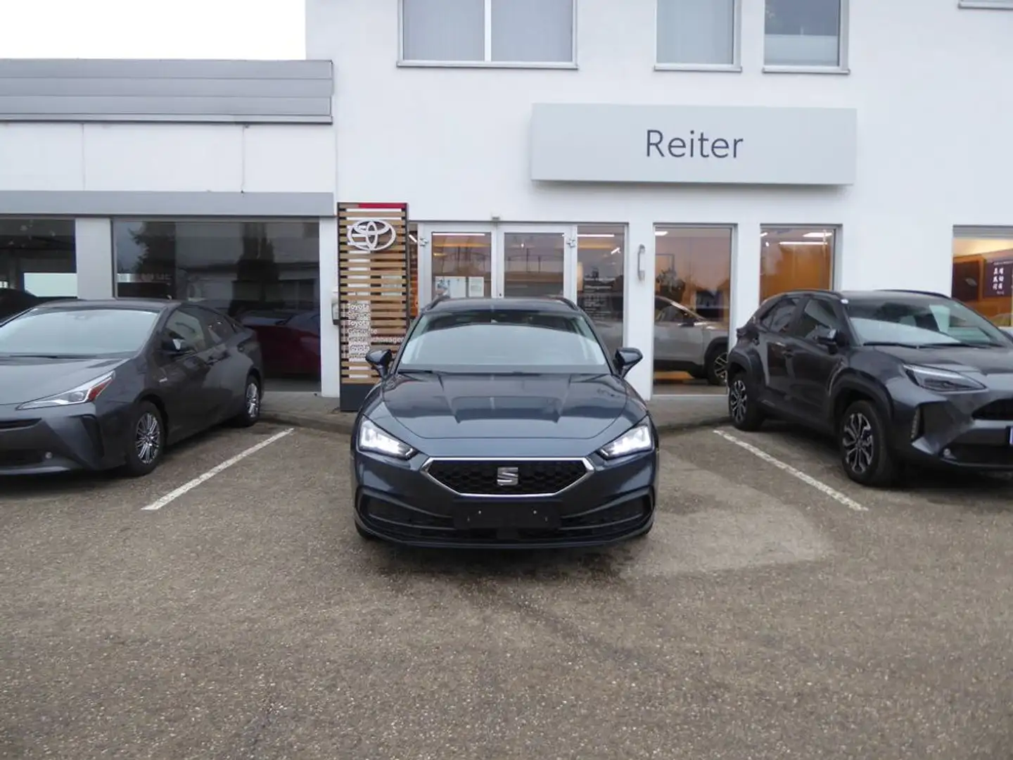 SEAT Leon ST 2,0 TDI *LED*SHZ*NAVI* Grau - 1