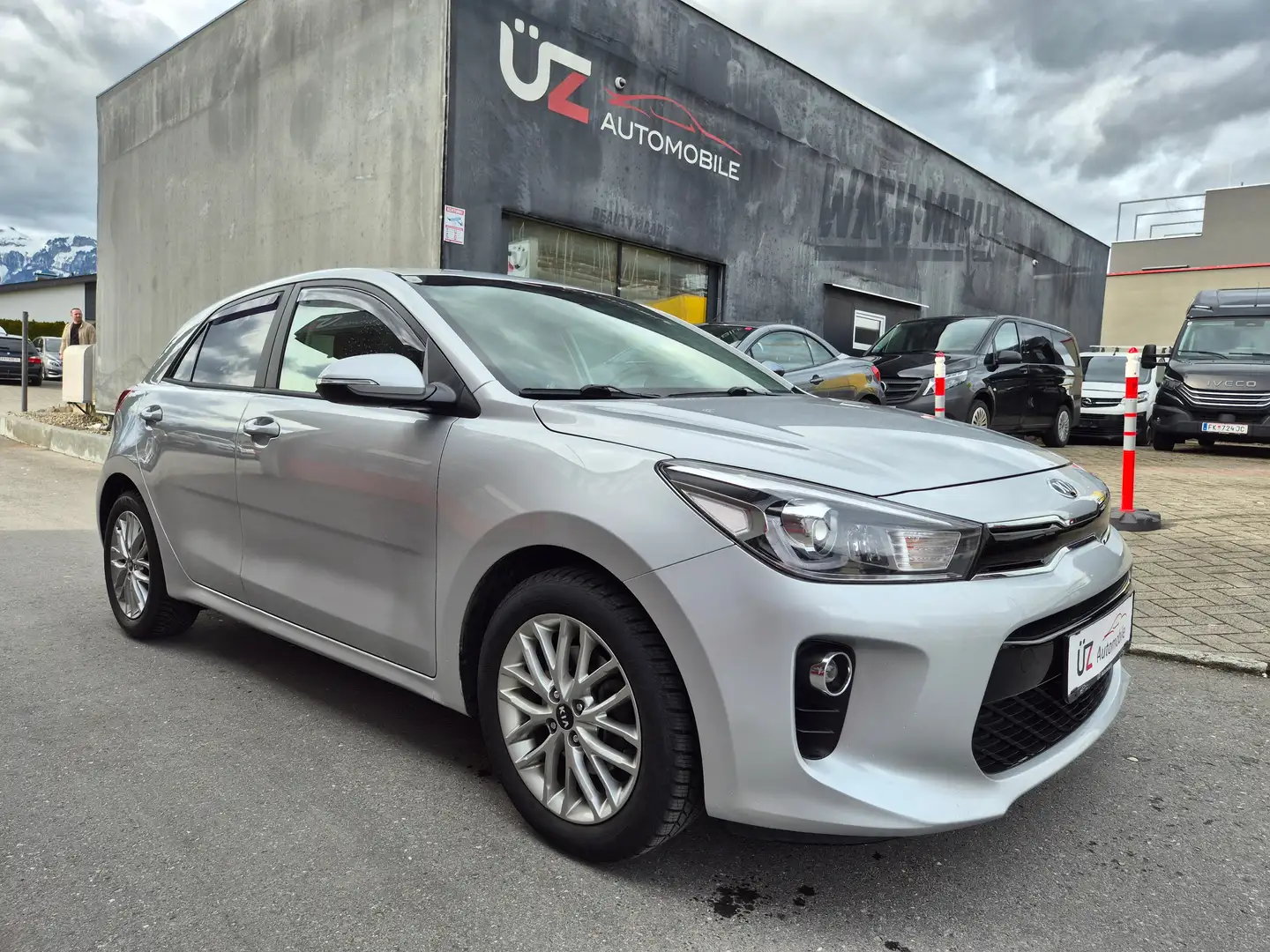 Kia Rio *** Kamera *** Sitzheizung *** NAVI *** Attract Grau - 1