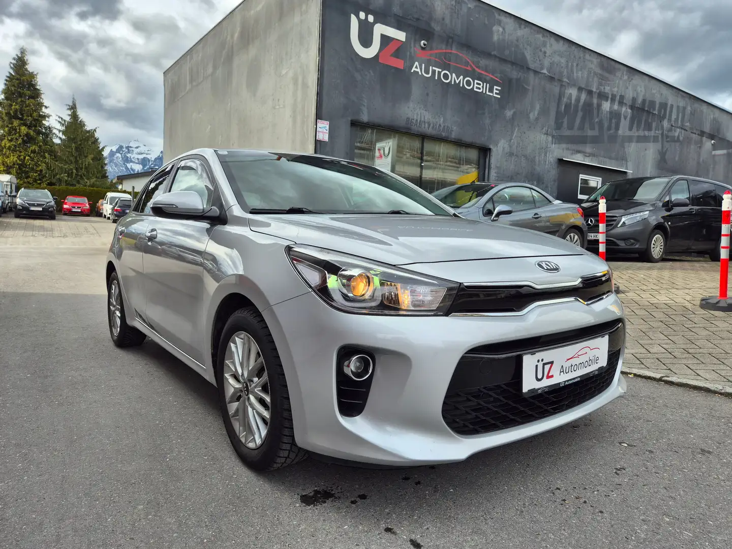 Kia Rio *** Kamera *** Sitzheizung *** NAVI *** Attract Grau - 2