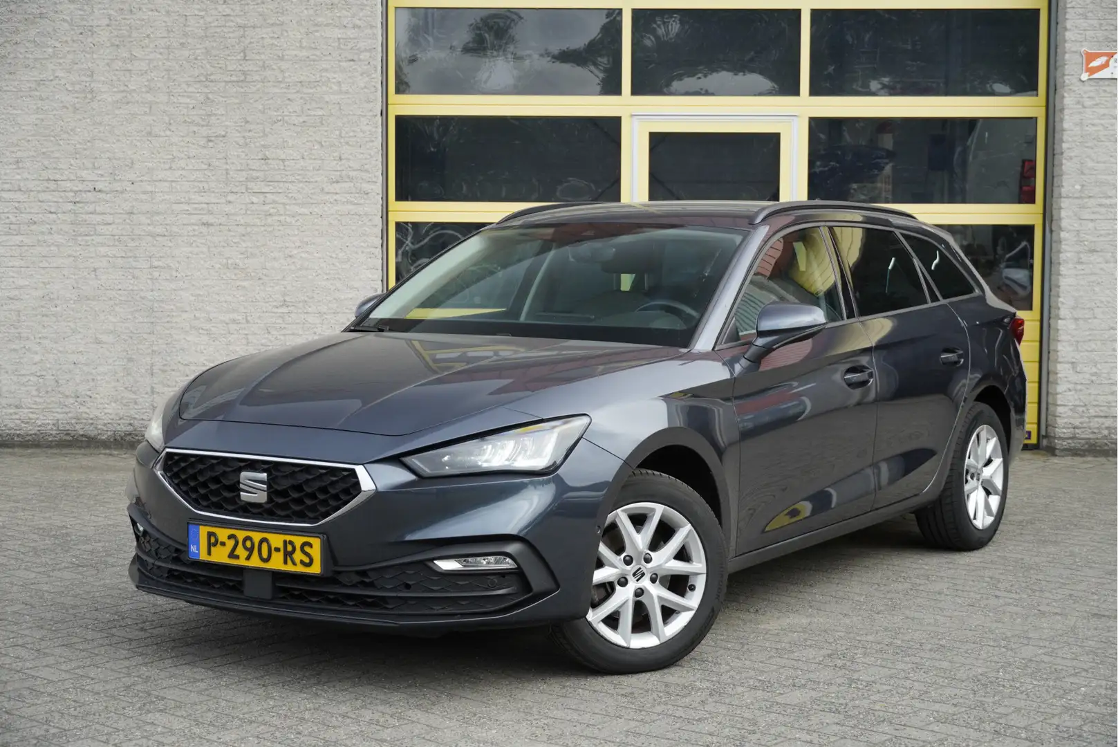 SEAT Leon Sportstourer 1.0 TSI Style Business Intense BJ2022 Grijs - 1