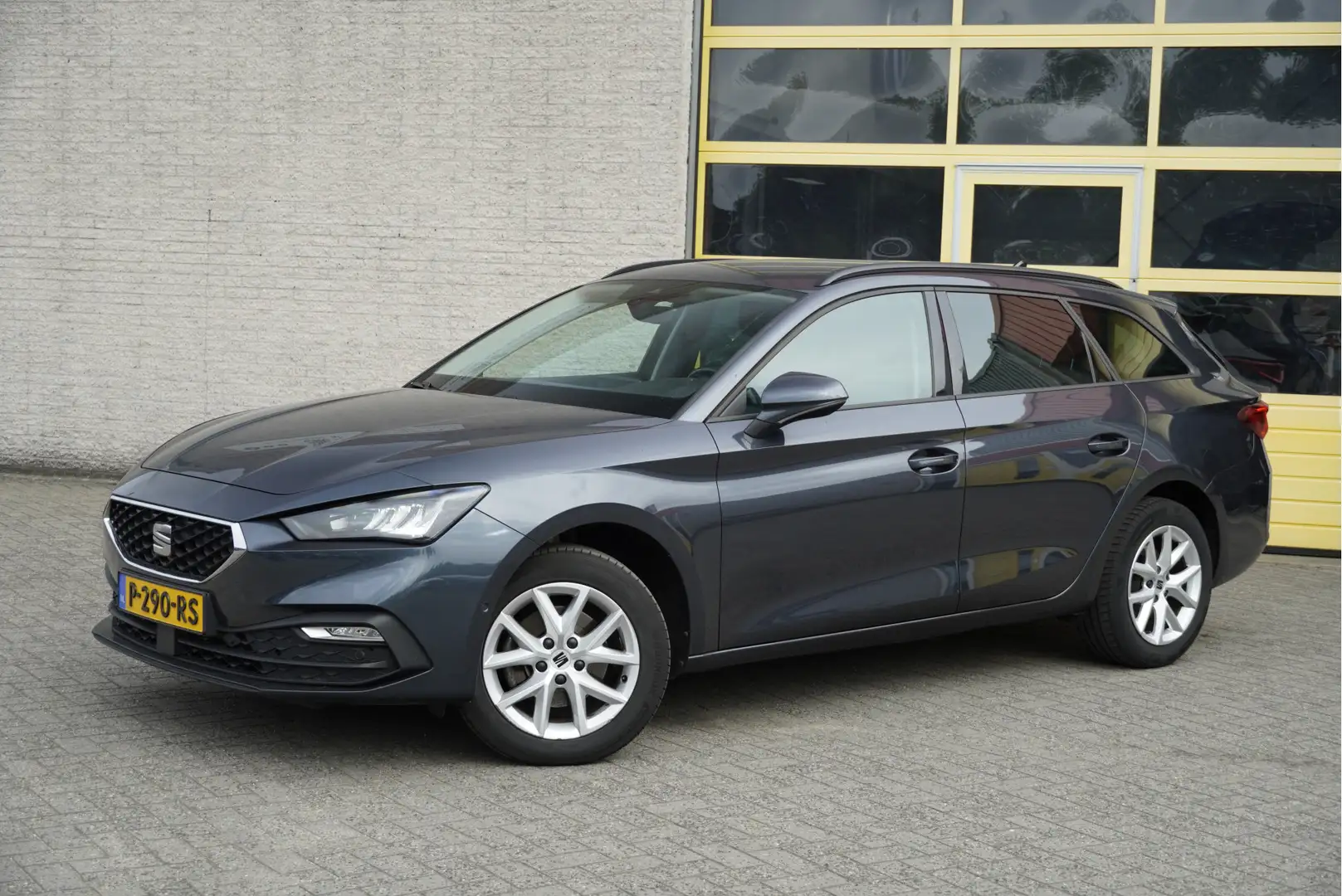SEAT Leon Sportstourer 1.0 TSI Style Business Intense BJ2022 Grijs - 2