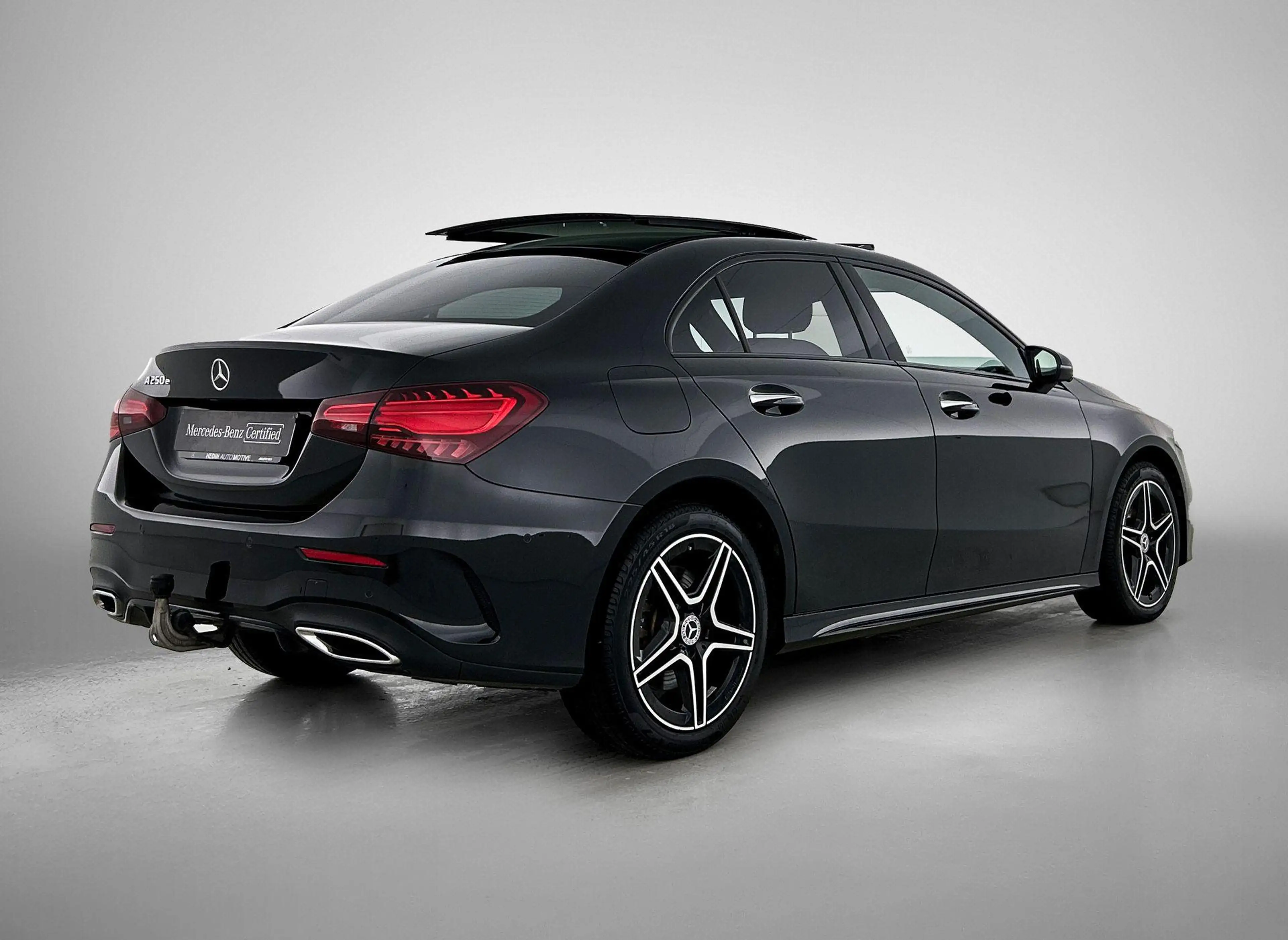 Mercedes-Benz A 250 e Berline AMG Line | Panoramisch Dak | Trekhaak | — photo 2