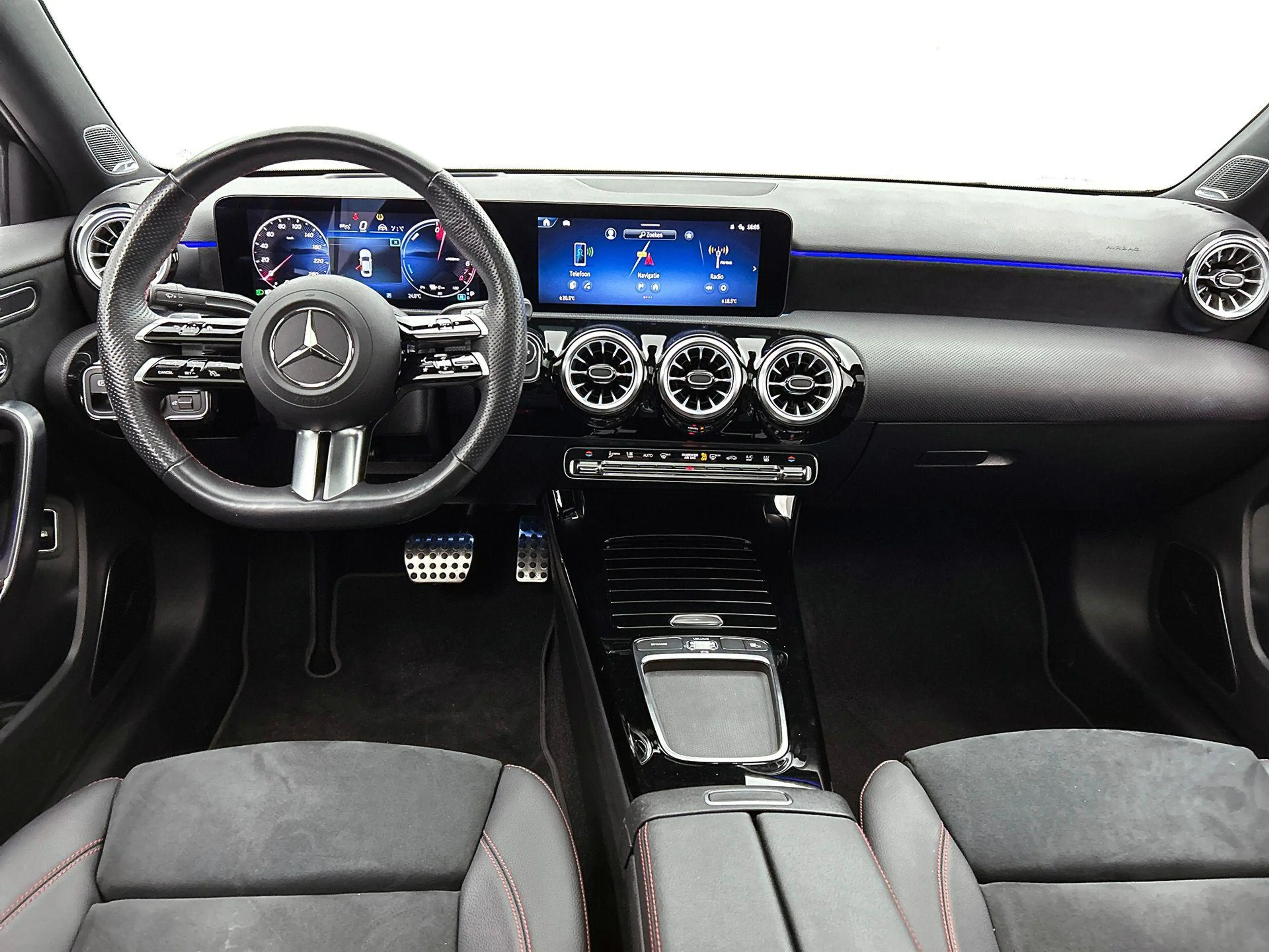 Mercedes-Benz A 250 e Berline AMG Line | Panoramisch Dak | Trekhaak | — photo 3