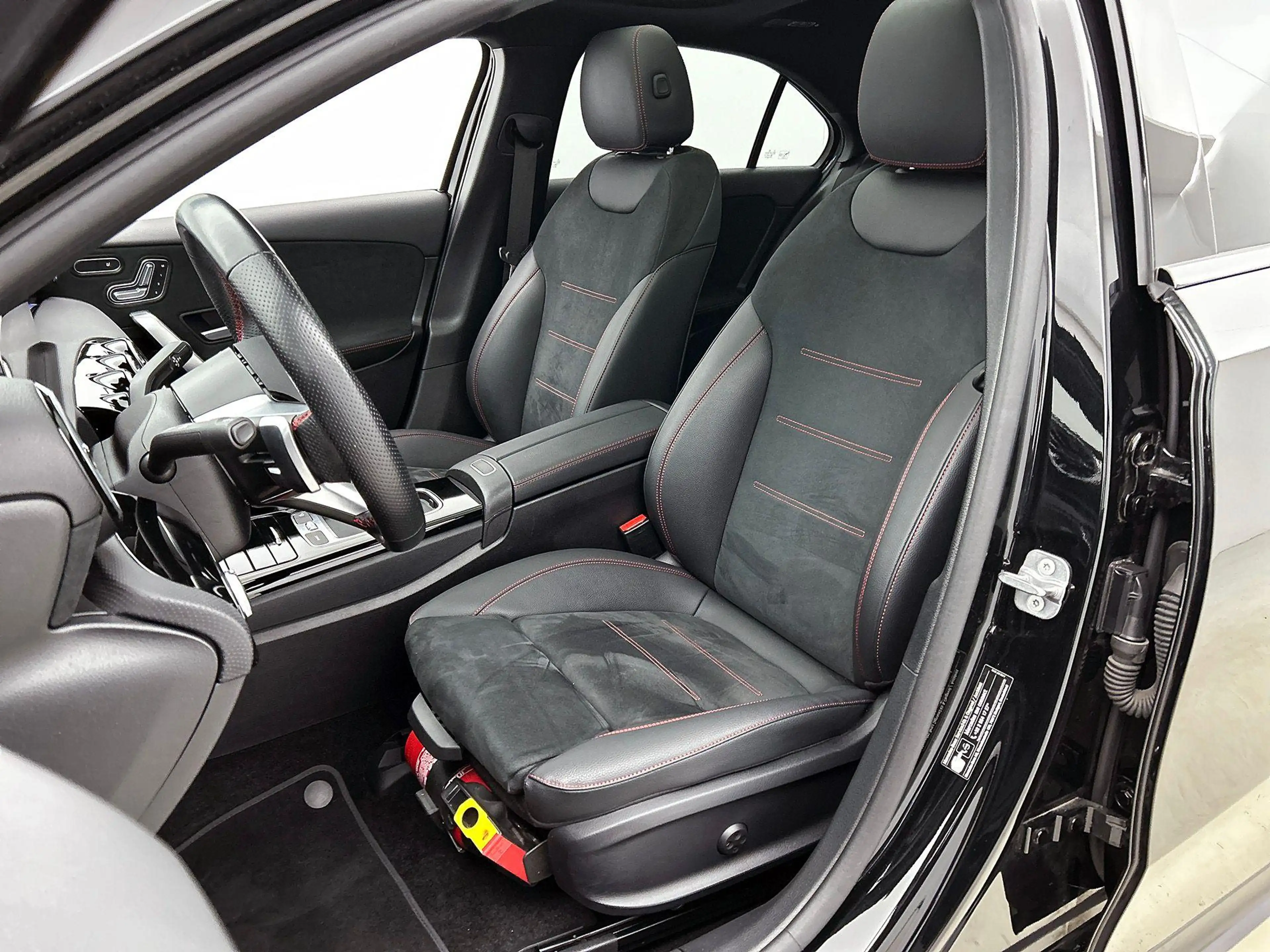 Mercedes-Benz A 250 e Berline AMG Line | Panoramisch Dak | Trekhaak | — photo 24