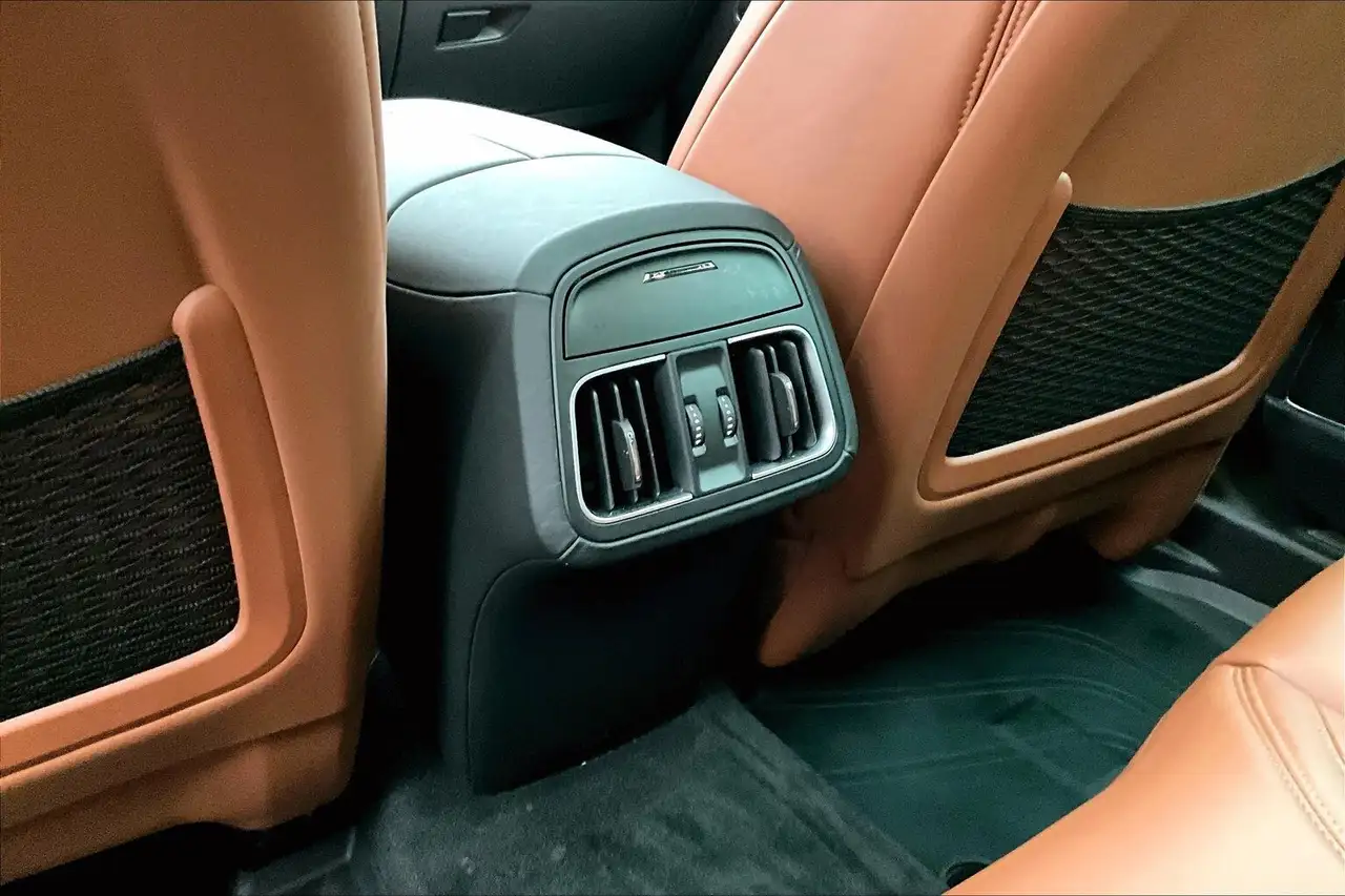 Maserati Levante снимка Maserati Levante
