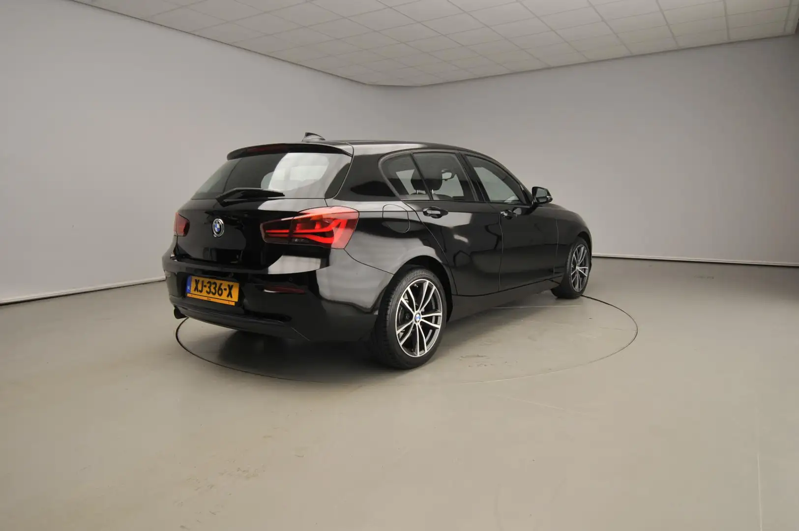 BMW 118 1 Serie 5-deurs 118i | LED | Navigatie | Sportstoe Schwarz - 2