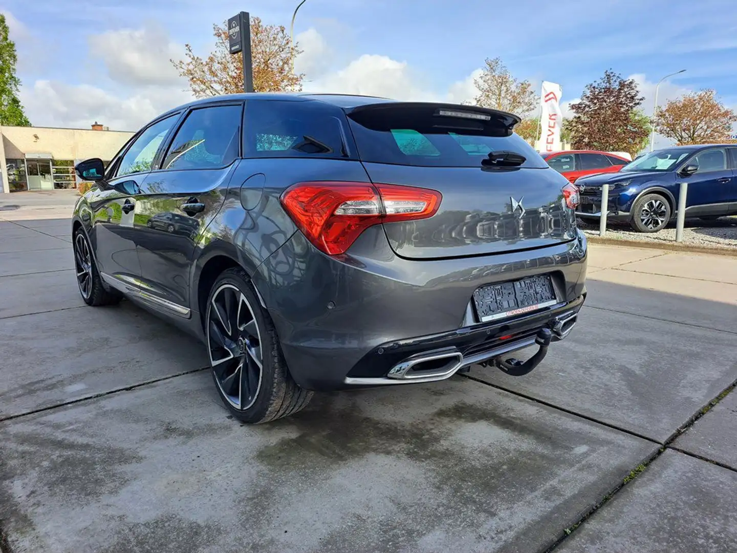 DS Automobiles DS 5 2.0 BlueHDI 180 Sport Chic S&S Grau - 2
