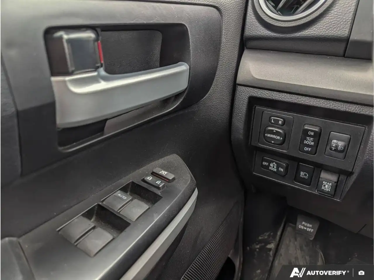 Toyota Tundra снимка Toyota Tundra