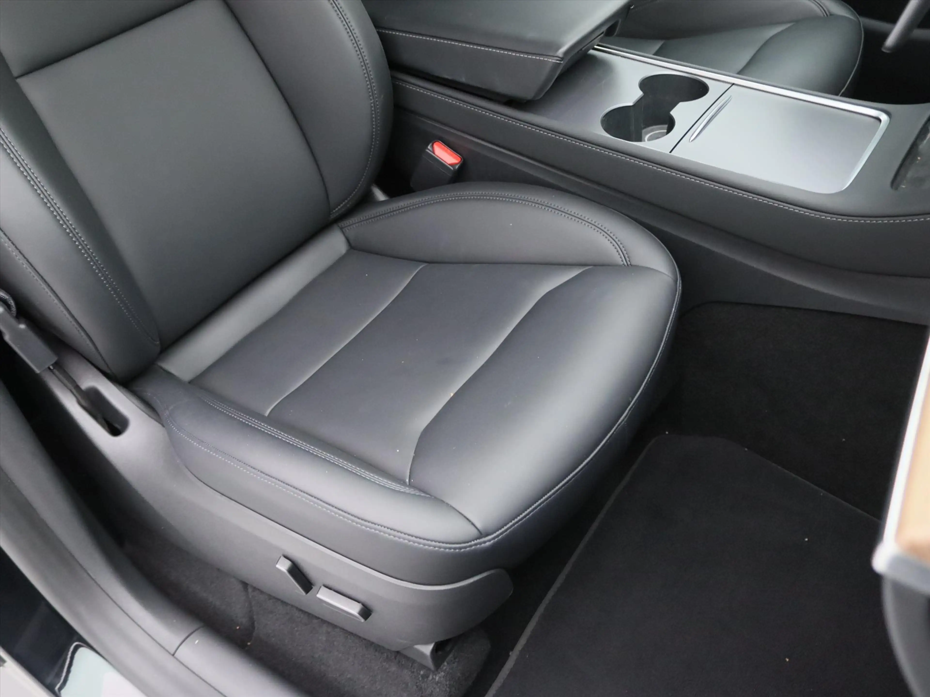 Tesla Model Y Long Range AWD 75kWh 351pk 93.7% SoH [ AMD RYZEN+A — photo 18