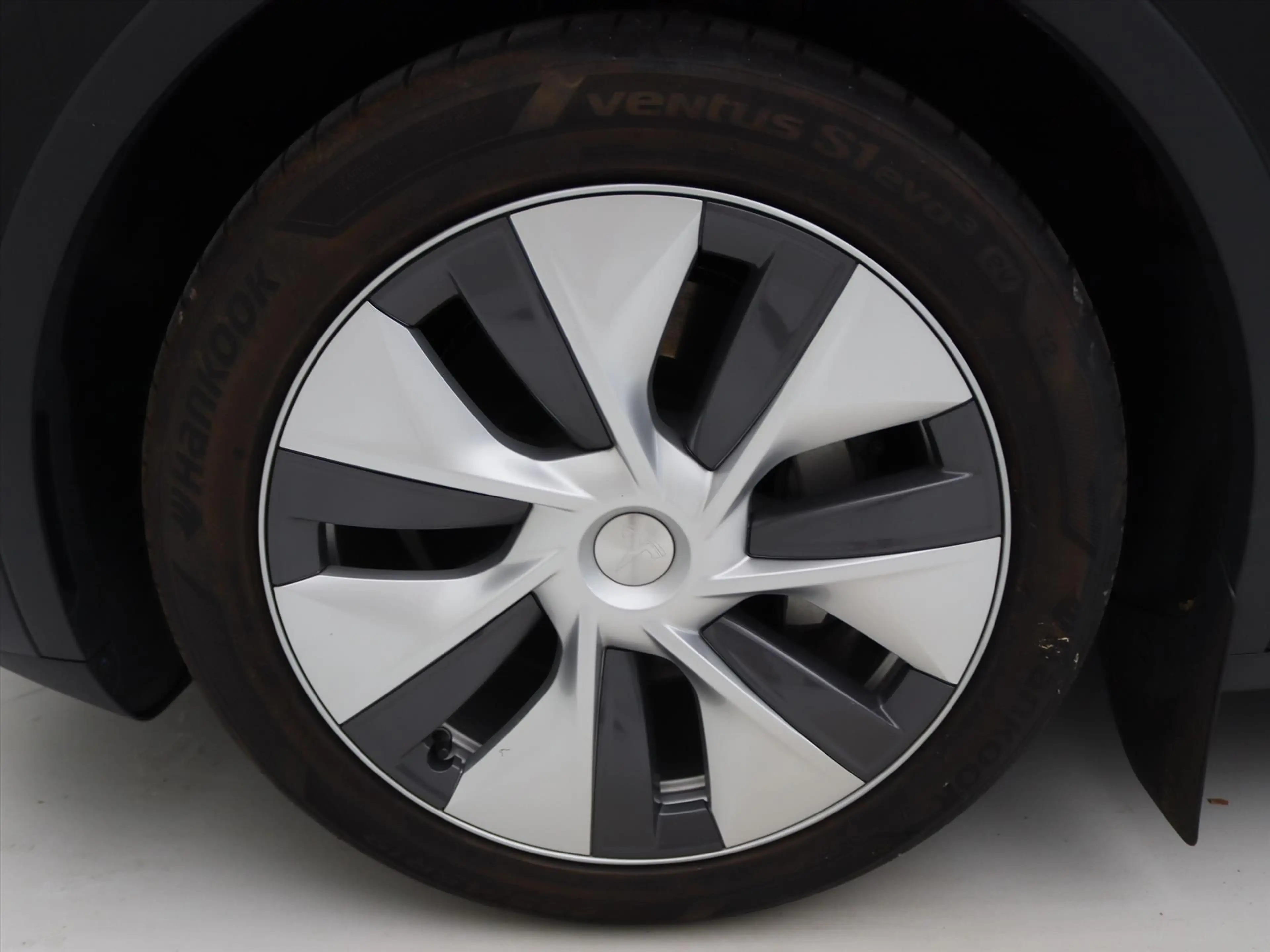 Tesla Model Y Long Range AWD 75kWh 351pk 93.7% SoH [ AMD RYZEN+A — photo 13