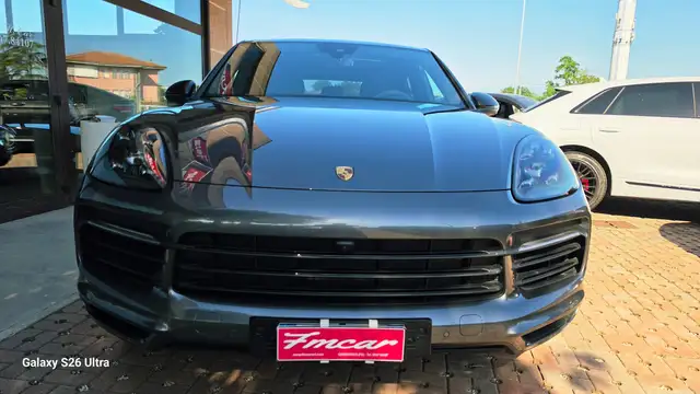 Porsche Cayenne view 3