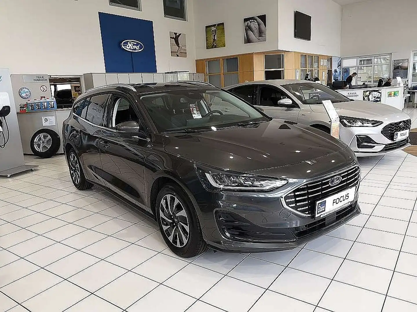 Ford Focus Turnier 1,5 EcoBlue Titanium Aut. Gris - 1