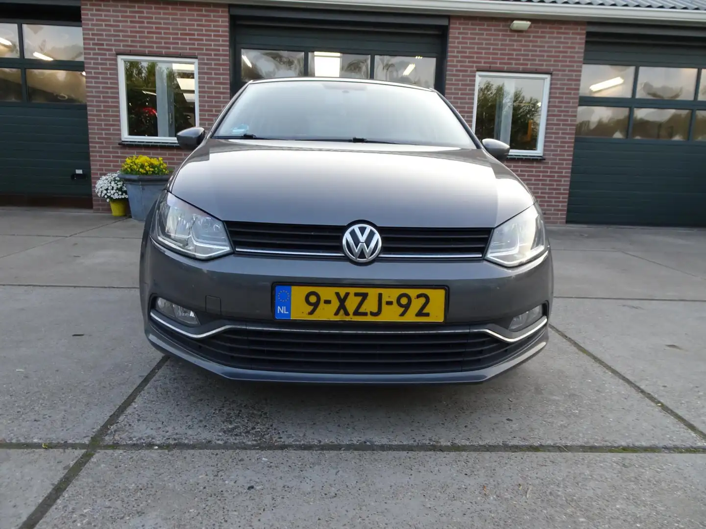 Volkswagen Polo 1.0 Comfortline Gris - 2