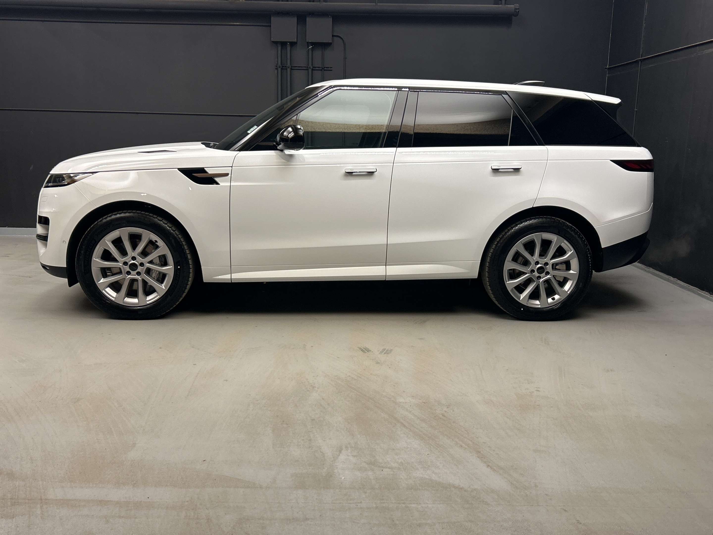 2026 Land Rover Range Rover Sport S alt 3