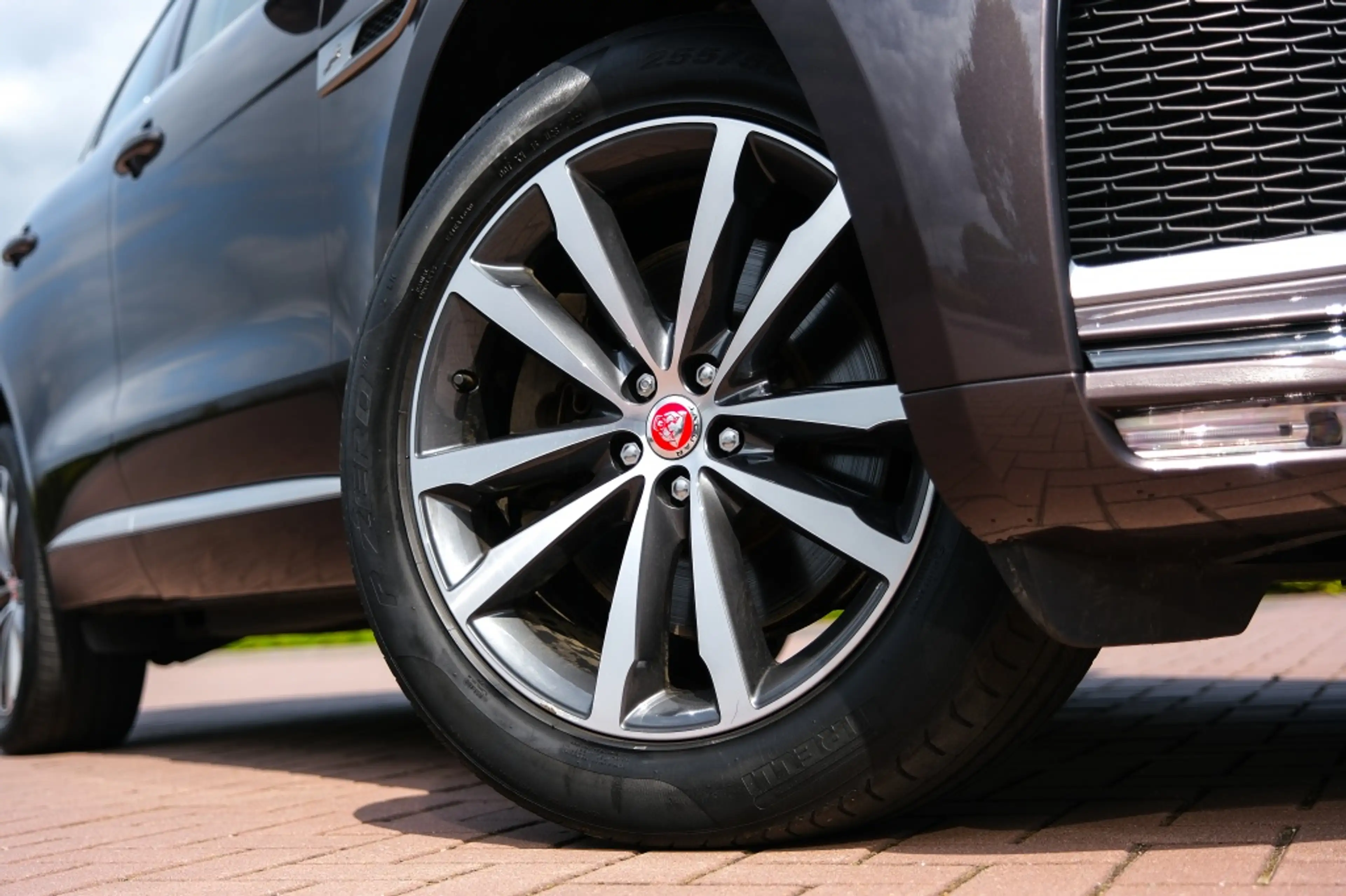 Jaguar F-Pace 2.0 P400e PHEV R-Dynamic Black — photo 12